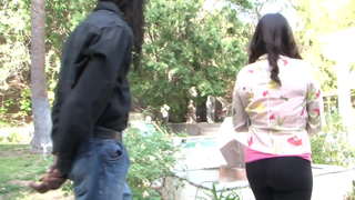 Melanje jèn timoun ki renmen pran gwo kòk chante nwa nan chak twou