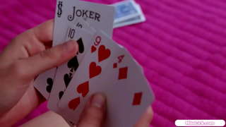 Blondynka z małymi cyckami ma prawdziwą piękność w swojej sypialni.Całują się i ssać cycki, zanim ona liże swoje бритую cipki.Ona patrzy na małą dziewczynę w stroju 69 lat.