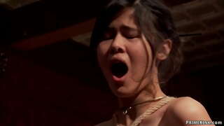 Geulis sadaya alam budak Mandy Muse jeung Kendall nu kabeungkeut jeung kopral dihukum mangka anal x_x ku big cock John Kuat di hareup partéi di Lantai Luhur