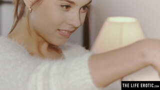 Cute morena reloxos de si mesma no espello mentres se masturbando