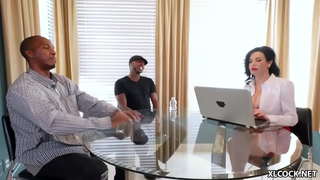 Veronica Avluv non&amp;#039;t pensar moito sobre unha interracial trio