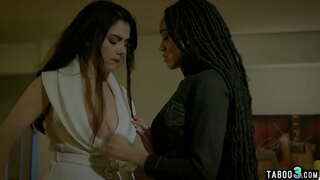 Big boobed madivin satisfè bòs nan travay pa l ' nwa anplwaye