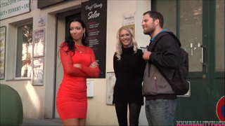 Pornstars కలిగి సెక్స్ అభిలాషి మనిషి కారు