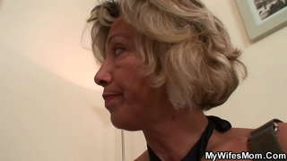 Yr hen bitch wrth ei bodd yn sugno ei dick enfawr