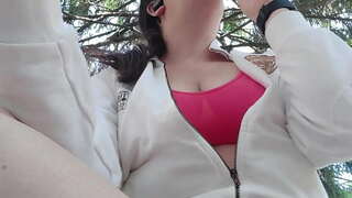 Nicoletta харуулж байна та түүний хатуу хөхний толгой нь олон нийтийн, тэр татдаг болон тоглодог нь түүний хөх