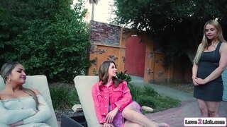 Babe nagtatanong bagong naglalakihang suso madrasta upang makakuha ng bumalik sa kanyang iba pang mga pandaraya madrasta.Ang mga ito halik at dinidilaan niya ang tattooed nanay paa at pagkatapos ay inupuan ang kanyang