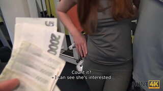 HUNT4K. Für Geld Mannes ermöglicht erfahrenen Jäger zu ficken, GF rechts in der Turnhalle