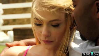 Chudá stepdaughter interracial v prdeli BBC stepfather v záhrade