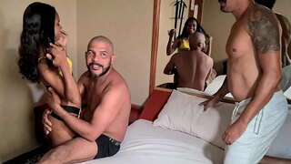 O pano de fondo diante da cámara para marca-novo carioca, e a sensación de dous galos no seu bichano ao mesmo tempo, por primeira vez, e rematando con toda a carga de cum