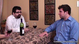 Footjob - Dona es tanca sota la taula acord de negocis