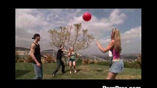 ���ूर्यास्त टीन के साथ खेल रहा है और Draining गेंदों