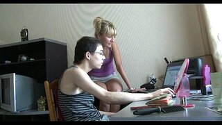 ���ुन्दर किशोर गला खडा कुकुर फैशन