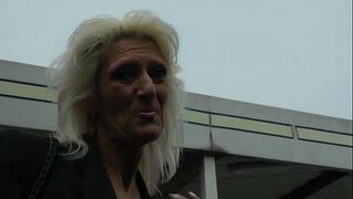 Бабуля выпендривается