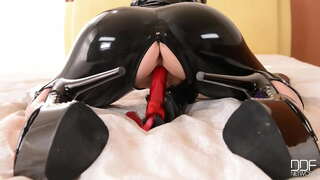 Lucy naudib oma vibraator