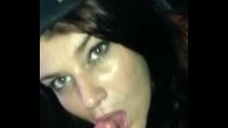 Girl next door dá sexo oral e engole cum