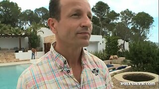 Էմի Wilde Գործ Ունի Երկու Roosters