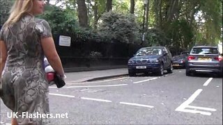 Seksīga, kas mirgo blondīne Ashley Braucējiem āra ekshibicionisms un amatieru voyeur beibe