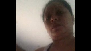 Masturbates katika mbele ya kamera