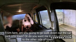 Peitos enormes afeccionado queda facial en fake taxi