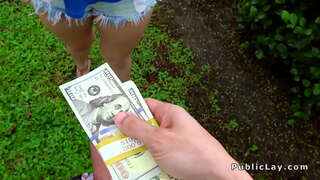 فقاعة بعقب شقراء الانفجارات في المرآب في العام