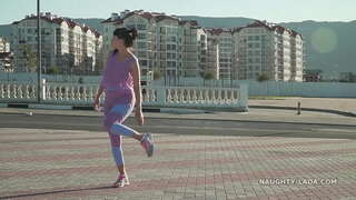 ���ూడండి-ద్వారా ఒంటె-బొటనవేలు leggings మరియు పారదర్శక ట్యాంక్ టాప్