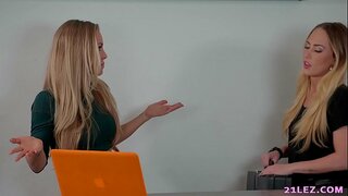 Lesbianas Axente foi pego por unha sexy espía