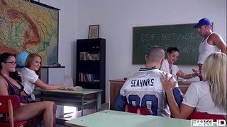 Teens Dolly Diore &amp;amp; Cathy Neba zdieľať tútor je kohút s dvoma horny priateľov v triede