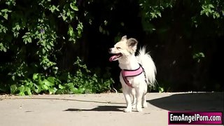 Petite tetovētiem babe atrod savu suni viņas kaimiņiem īpašumu.Viņas kaimiņš vēlas atlīdzību, viņi noņem savas drēbes, un viņa pēc tam rīkles kaimiņiem bigcock.In atgriezties viņas kaimiņš fucks viņas maksts un ass dziļi un grūti, kamēr viņš cums uz viņas.