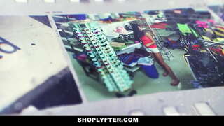 Teen blonde yn y sifft nos gweithiwr yn y siop.Y swyddog ei arestio am ddwyn newid bore adroddiadau ac mae hi&#039;n cyfaddef ei bod hi&#039;n gwneud 1 neu 2 o weithiau.Y swyddog tynnu allan ei dick ac yn gadael ei wddf ef.Yn gyfnewid, mae&#039;n licks ac yn fucks ei pussy.