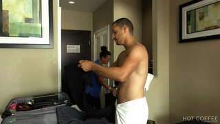 СЛУЖБА у СОБУ! Латиноамериканка са великим певају јебе рак са гостом и посипом му на груди.