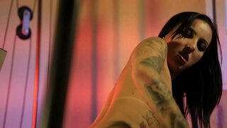 Catra övertygar hennes tränare för att göra träningen lite mer varm