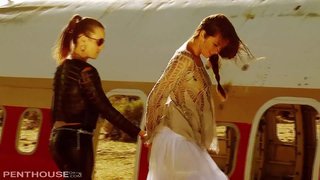 Seksi lezbijska zvijezda Ellie i Jenna 69 i jebu prstima u pustinji.