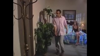 ���क लंबे पैरों सुनहरे बालों वाली एक कुत्ता में खड़ा है, जबकि उसके दोस्तों को देखो बगल के कमरे में