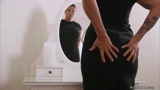 Blonde Milf ageluede huet grouss Titten blonde Milf hottie den Vältesdag no Doheem an dann anal fickt Si mat décken Gurt op Hahn