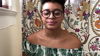 На диван Негритянка кончать красотки