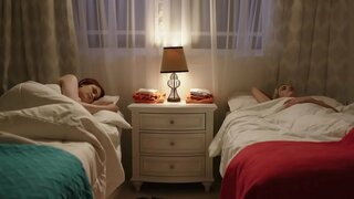 ���මලිංගික මෘදු විනෝද අතර redhead සහ දුබුරු කෑල්ල