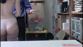 Awesome թխահեր сиськами եւ հրաշալի попкой մինետ գրասենյակում կոռումպացված ոստիկաններին