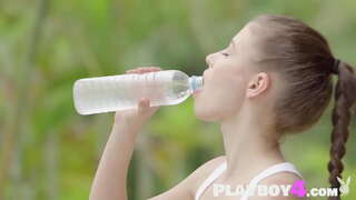 ���ामुक तरूणी दाखवते छान शरीर