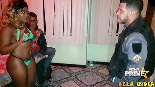 Cuckold види ми даваат да полицаец пред него