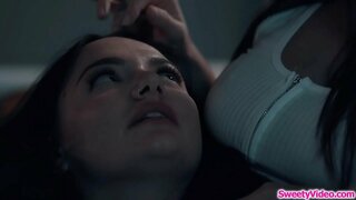 &#039;n busty babe gesig sit lesbiese vennoot