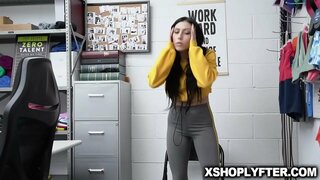 ���ाट तपकिरी रंगाचे केस पौगंड त्यामध्ये जोली मिळत तिच्या घट्ट मांजर romped गळा सुरक्षा गार्ड मागे