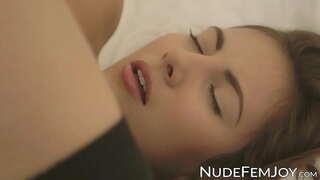 Бузургтарин сиськастая brunette затсиониро трет киску