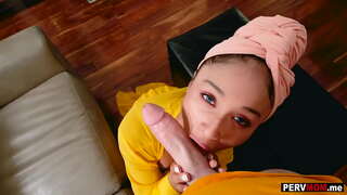 O meu estraño madrasta Cali Lee deepthroats miña big dick despois de escoitar-me no teléfono