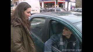 Gran puta es follada por dos chicos han tomado una parada