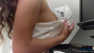 Centerfold pornstar Uma Jolie whakaatu atu ona mīharo tūturu tinana